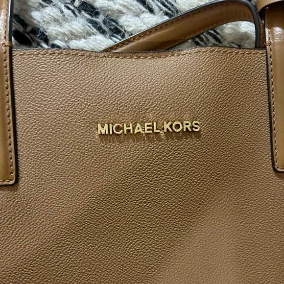 SOLD. NEW Michael Kors Large Tote Snap Close Crossbody - Picture 5 of 9